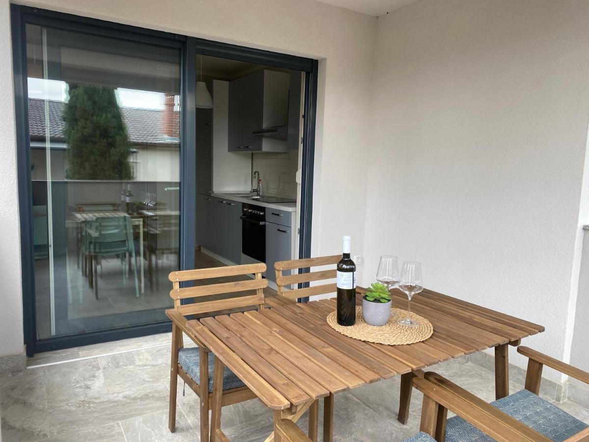 M Plus Residence Pinezići Eksteriør bilde