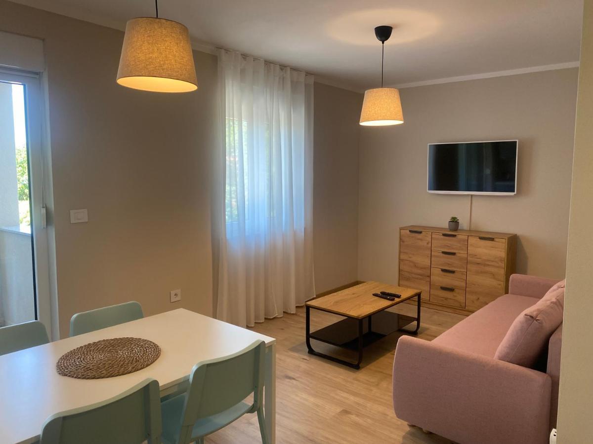 M Plus Residence Pinezići Eksteriør bilde
